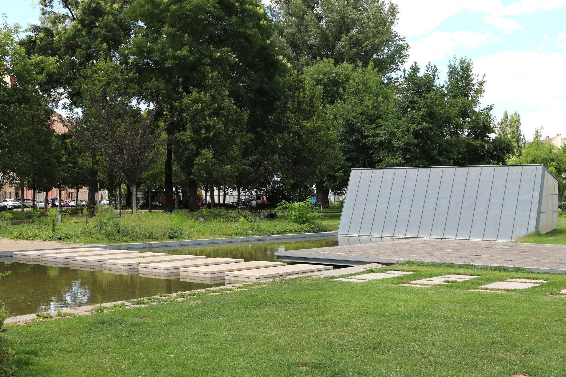 Vízi pihenőtér és zöld park a II. János Pál pápa téren