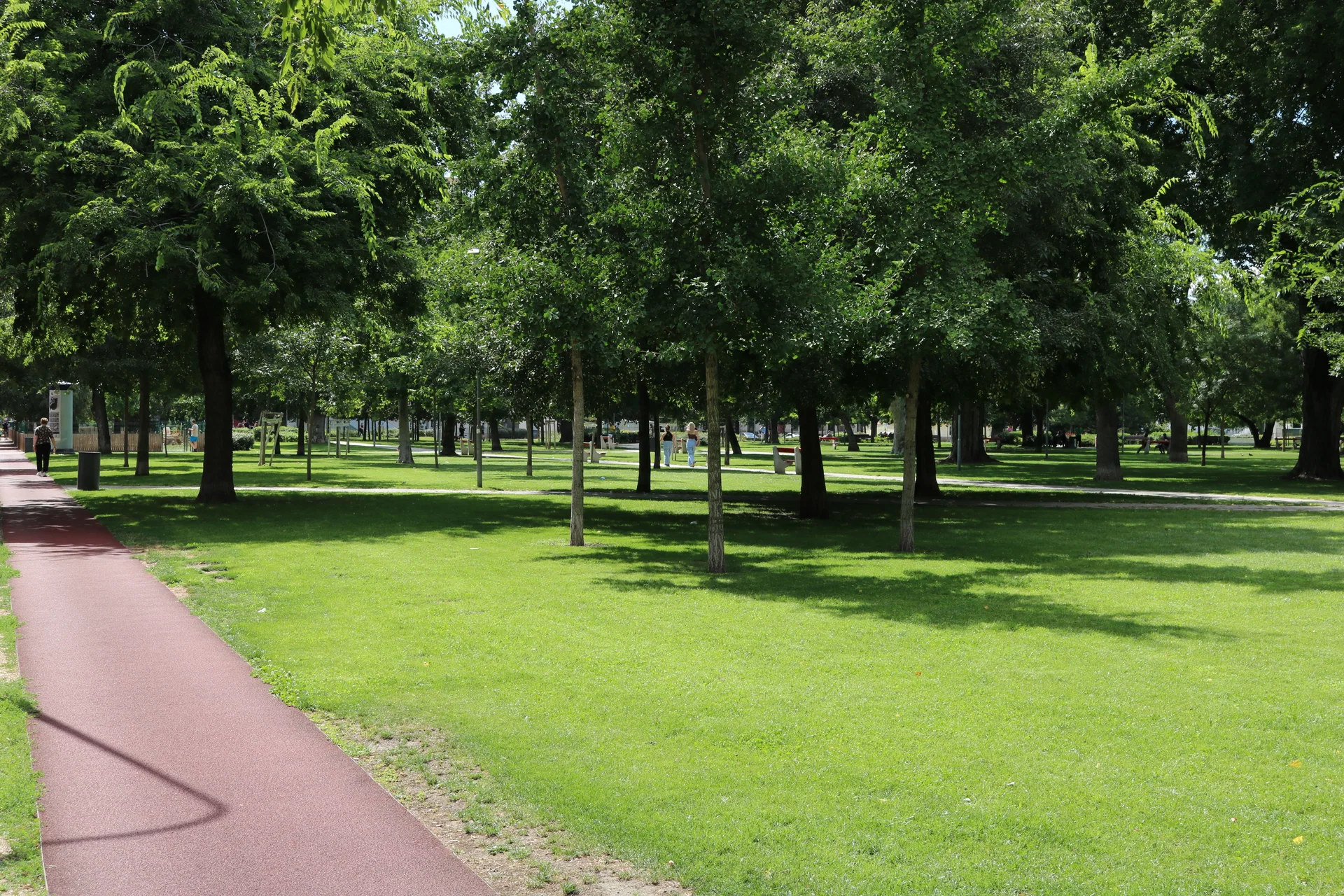 Rekortán futókör és árnyas park a II. János Pál pápa téren