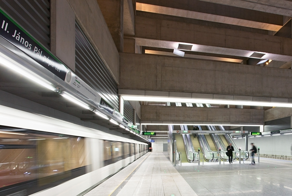 M4 metró a II. János Pál pápa tér állomáson