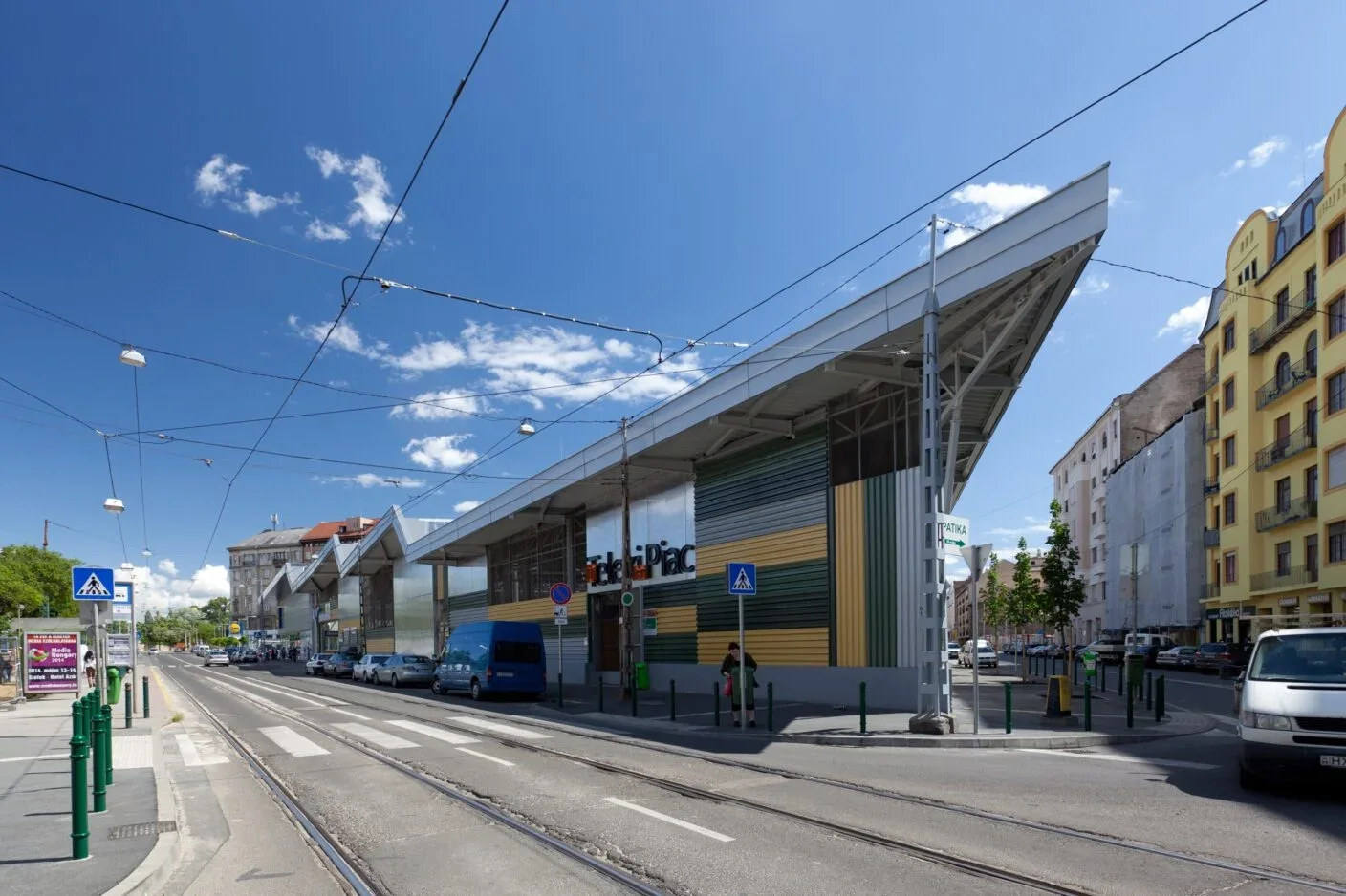 A Teleki téri piac modern vásárcsarnokának külső homlokzata